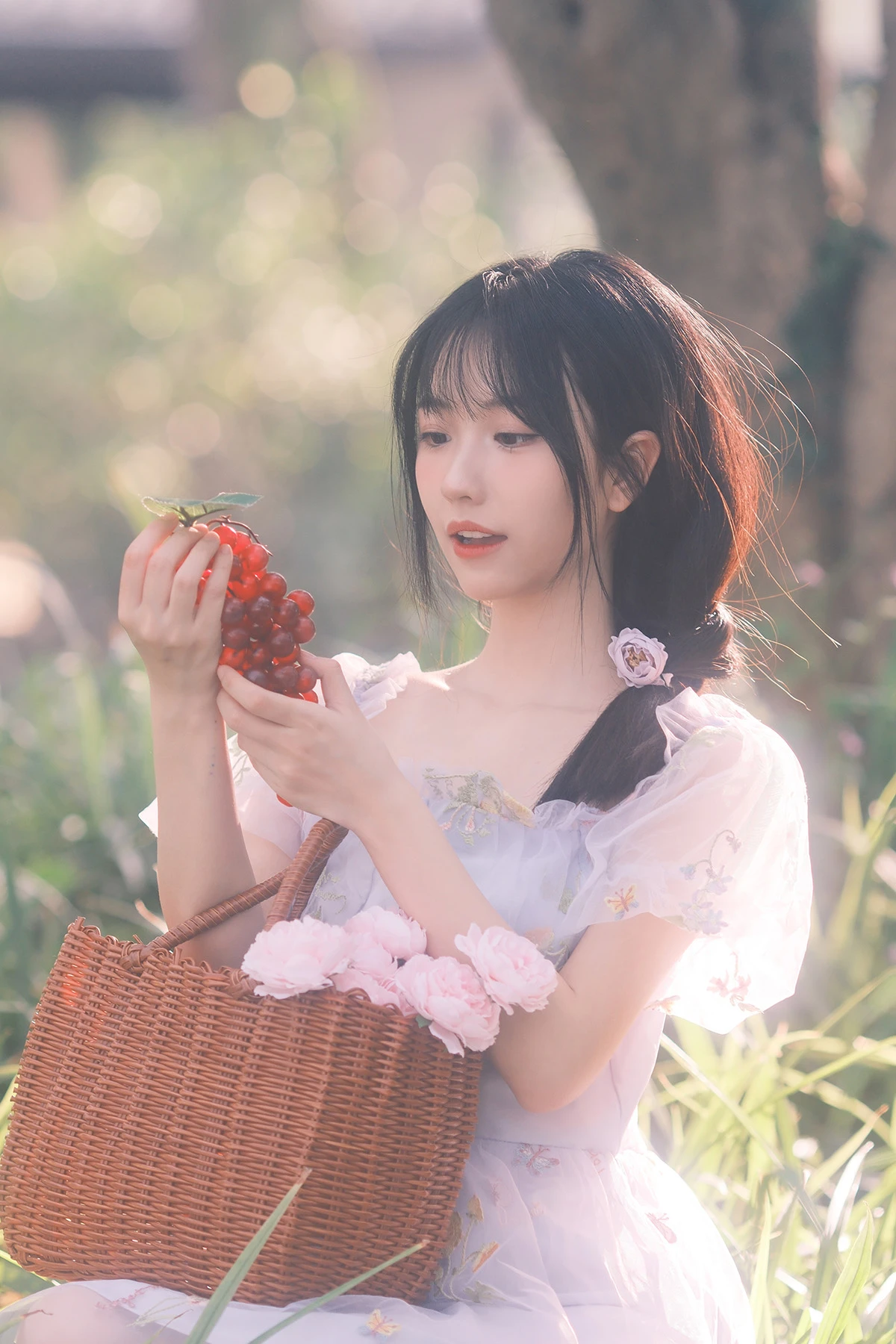 我将玫瑰藏于身后