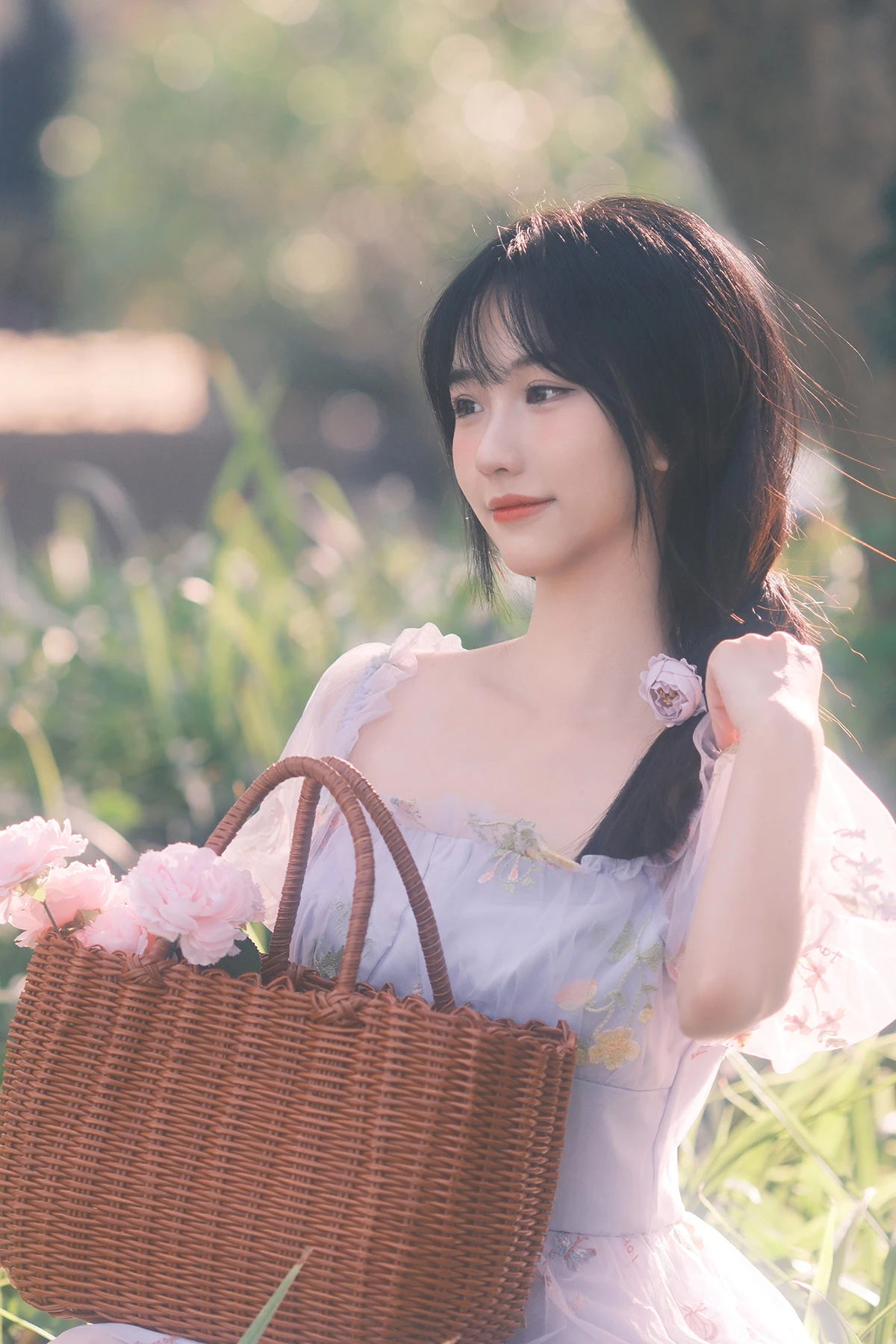 我将玫瑰藏于身后