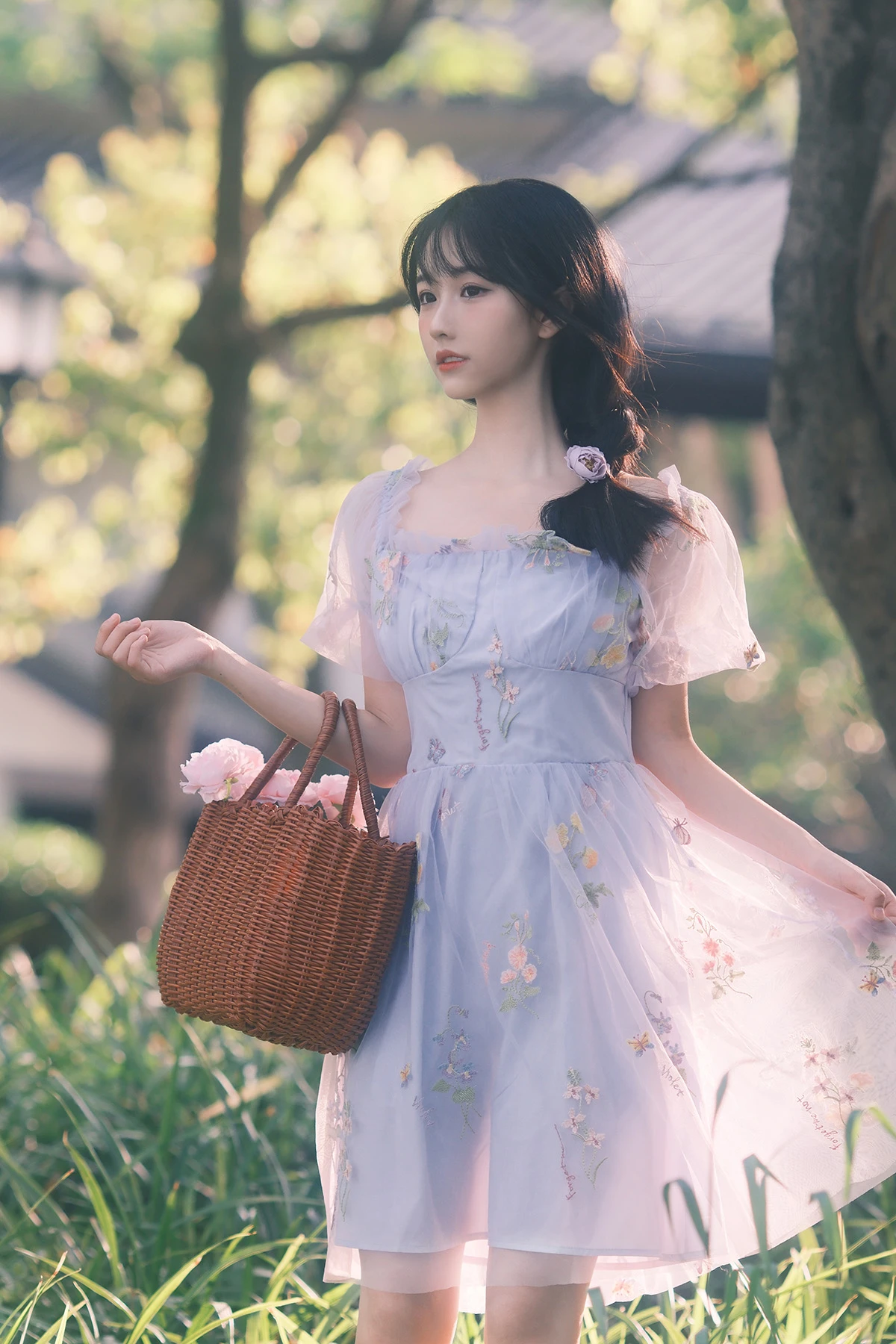 我将玫瑰藏于身后