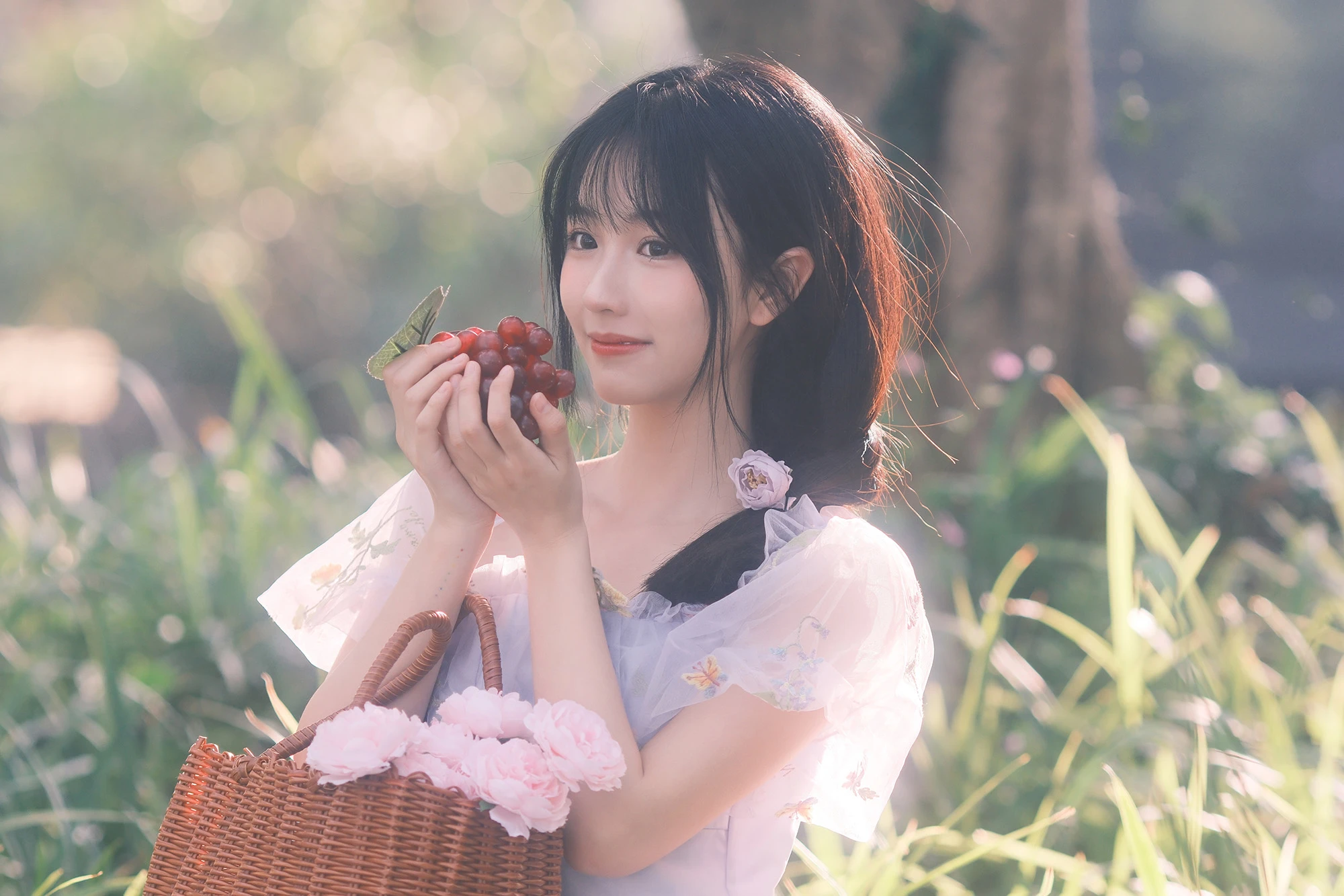 我将玫瑰藏于身后