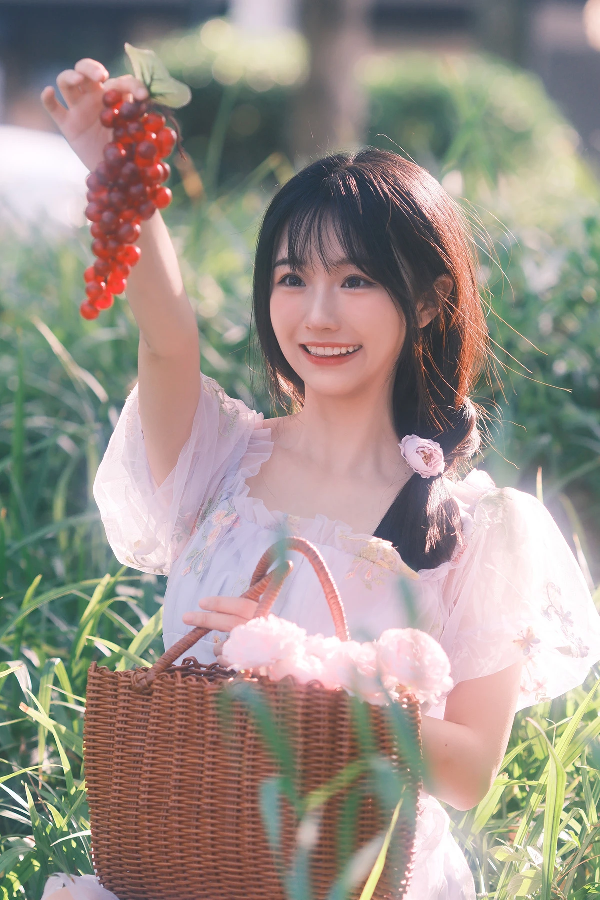 我将玫瑰藏于身后