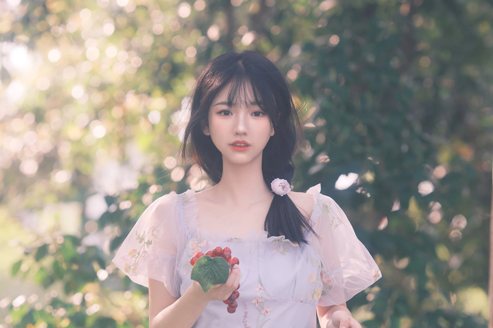 我将玫瑰藏于身后