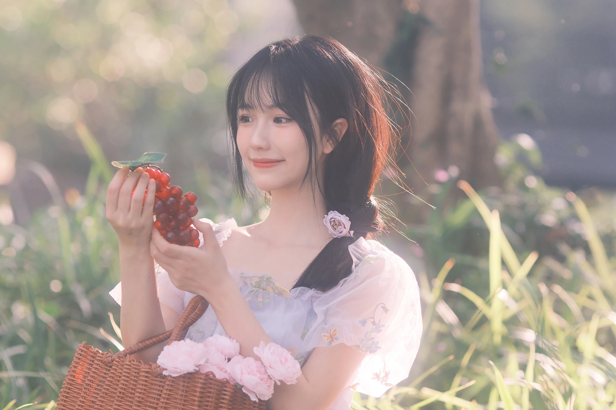 我将玫瑰藏于身后