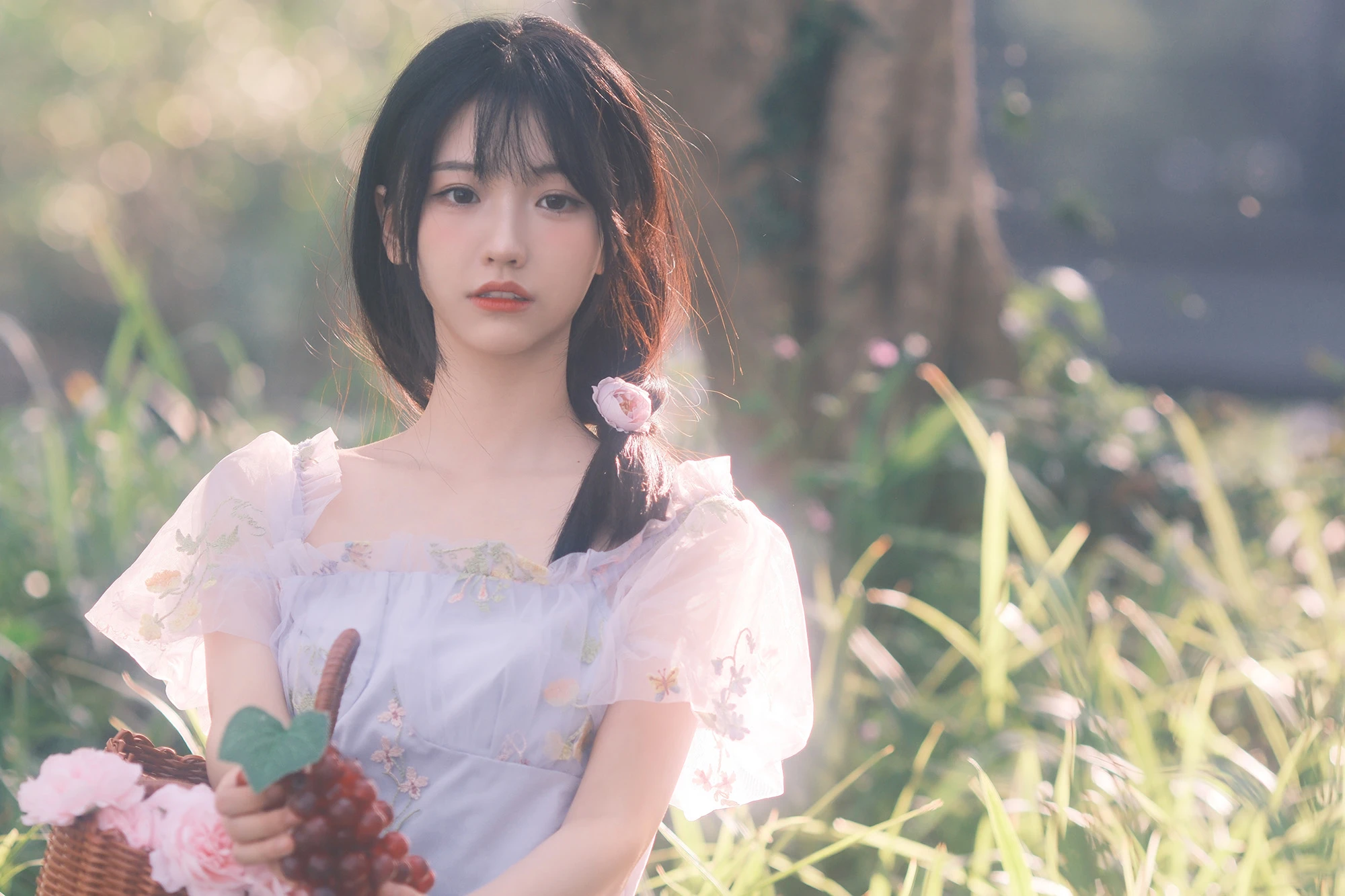 我将玫瑰藏于身后