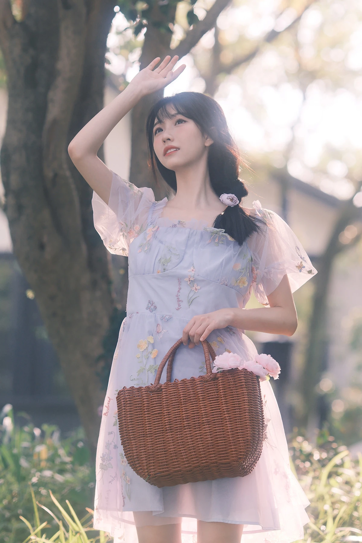 我将玫瑰藏于身后